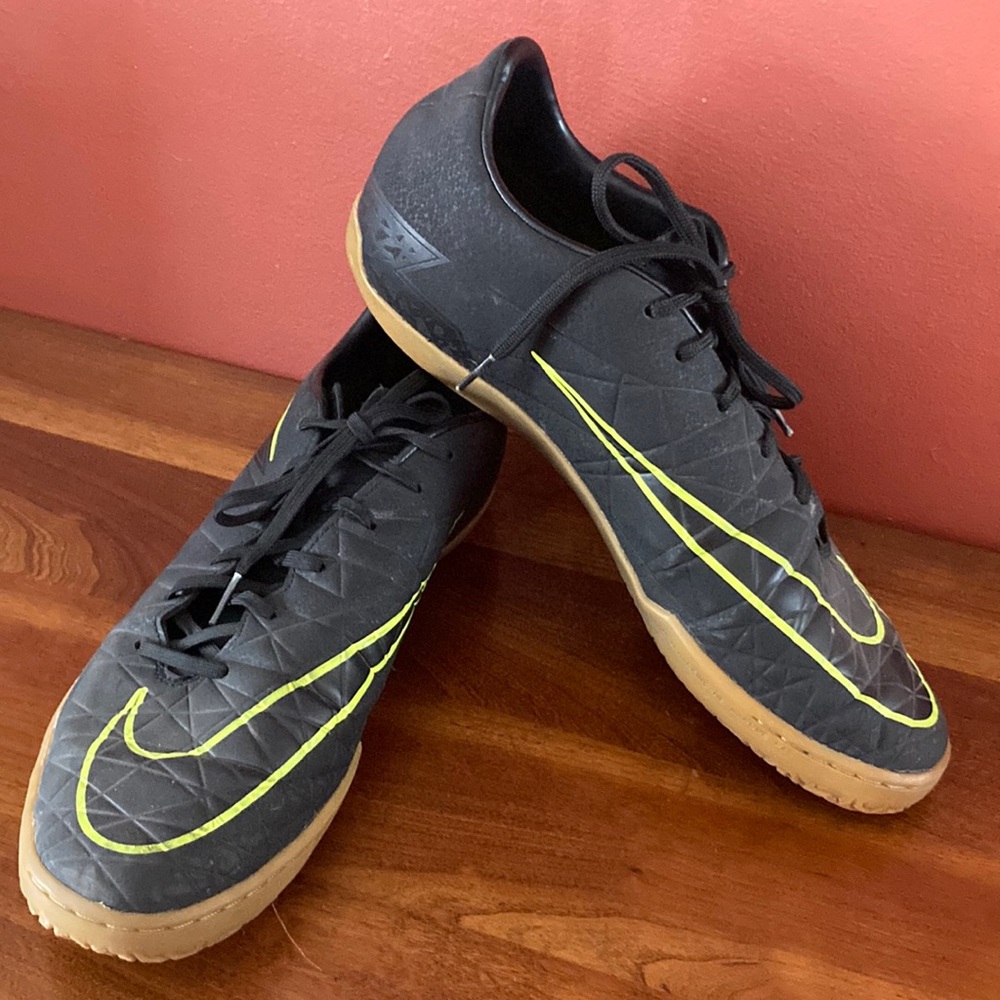 NIKE INDOOR SOCCER SHOES